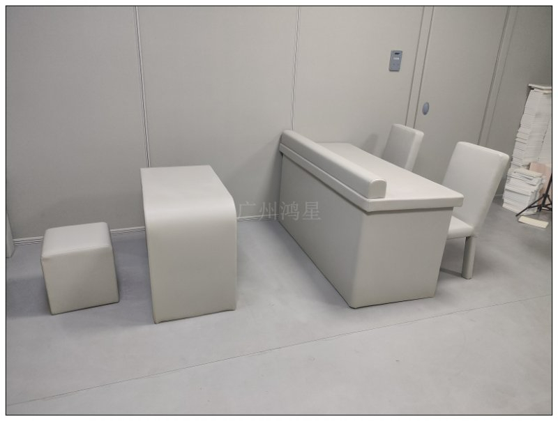 廣州鴻星廠家專門生產(chǎn)留置室軟包 談話室軟包 約談室軟包 審訊室軟包 詢問室軟包 辦案區(qū)軟包等防撞桌椅軟包,墻面軟包,防撞硅膠衛(wèi)浴軟包