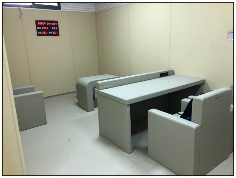 某機(jī)關(guān)單位留置談話審訊室軟包墻面和桌椅